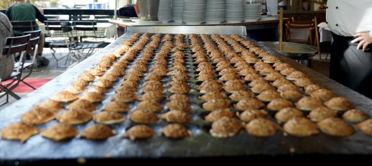 Verse poffertjes op de traditionele bakplaat