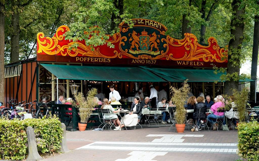 De historische poffertjeskraam Corn. de Haan op de Brink in Laren