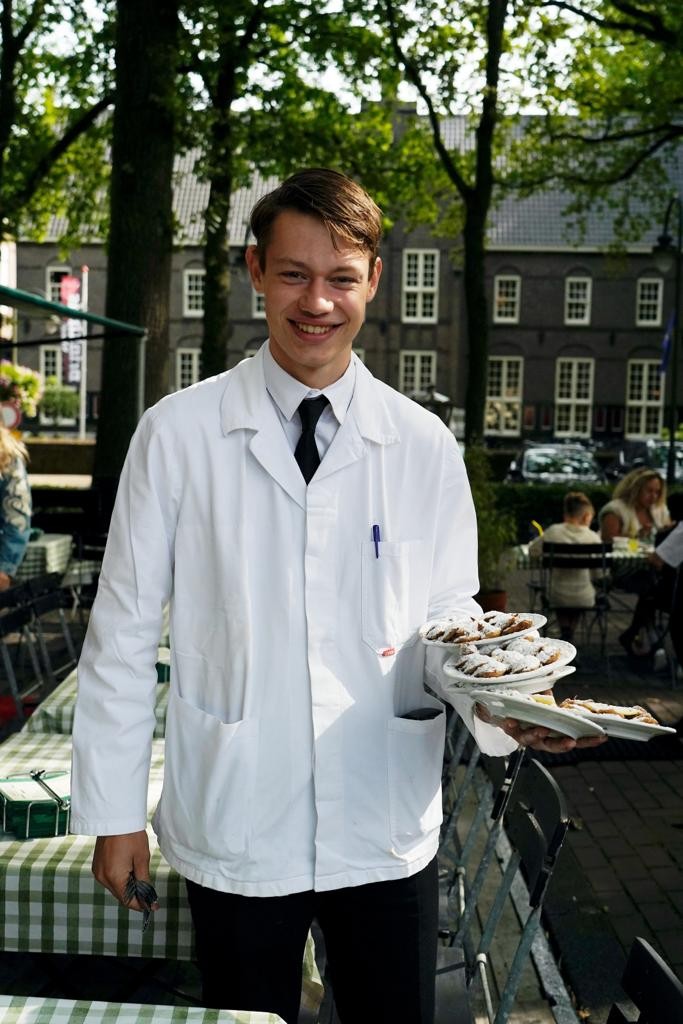 Een kelner met een bestelling op het terras