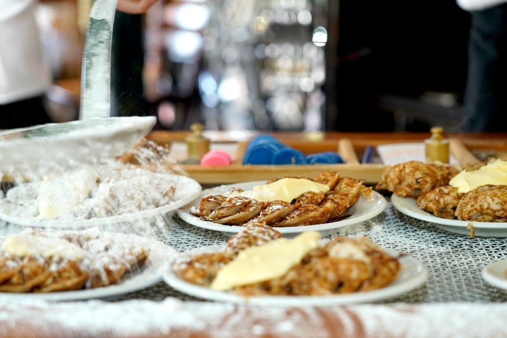 Versgebakken poffertjes met roomboter en poedersuiker