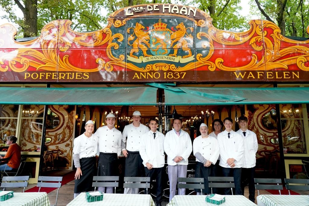 Het team van Corn. de Haan voor de poffertjeskraam