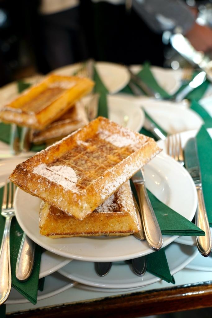 Hollandse wafels met roomboter en poedersuiker